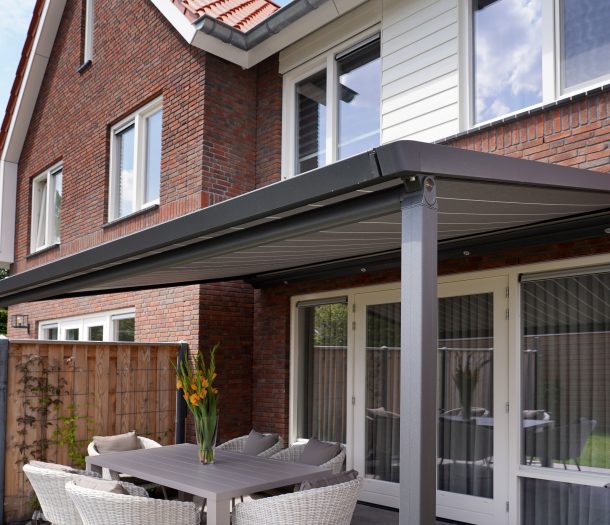 Terrasoverkapping met tafel en stoelen | De Woonspecialist