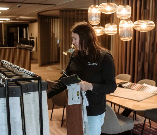 Luken wonen en slapen medewerker bij gordijnen