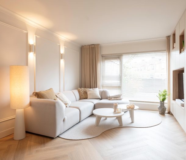 Lichte pvc visgraat vloer in woonkamer