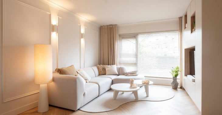 Lichte pvc visgraat vloer in woonkamer