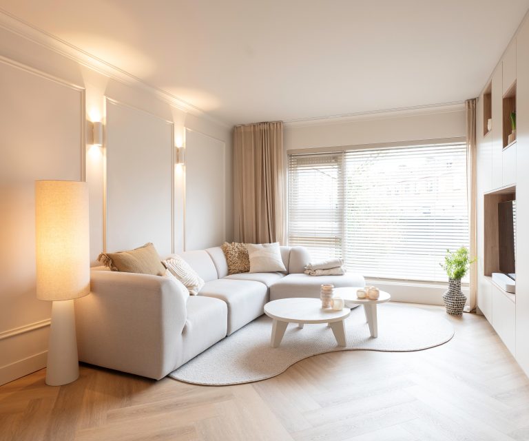 Lichte pvc visgraat vloer in woonkamer