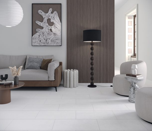 Woonkamer met lichtgrijze keramische tegel, houtlook wandpanelen en 3zits bank