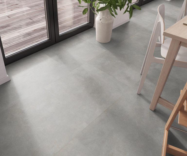 Eetkamer met grijze pvc-vloertegels en houten eettafel