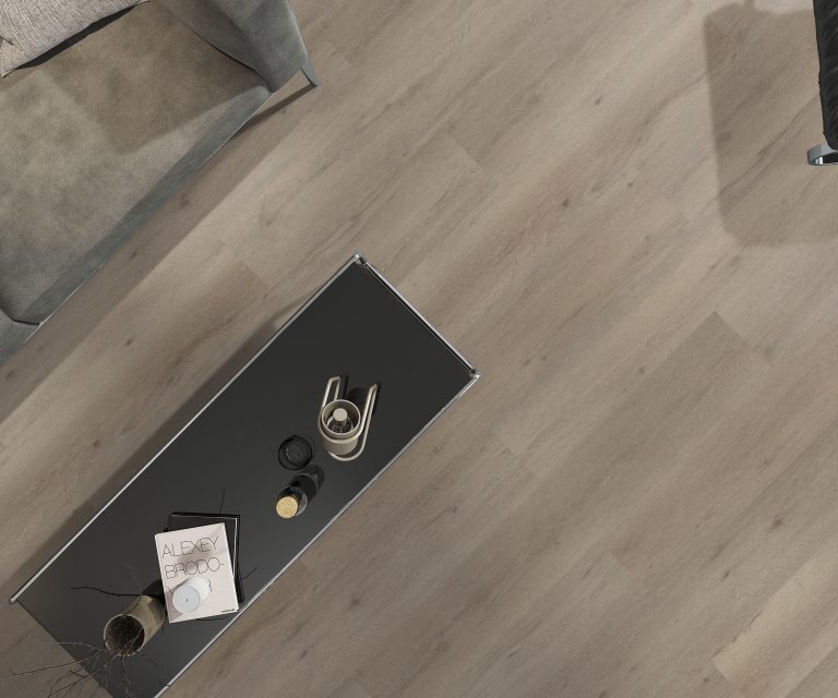 Detail woonkamer met houtlook pvc-vloer rechte planken in warme bruintint