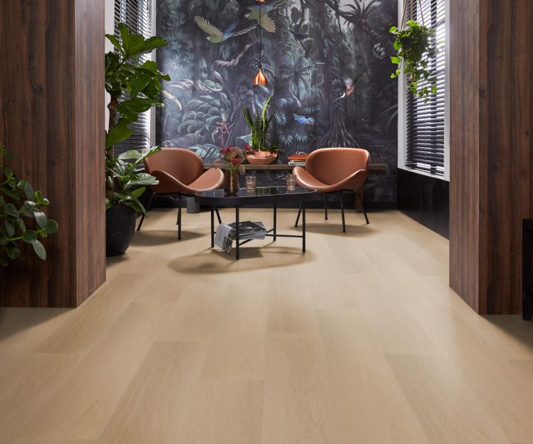 Zithoek met botanisch behang en houtlook pvc-vloer