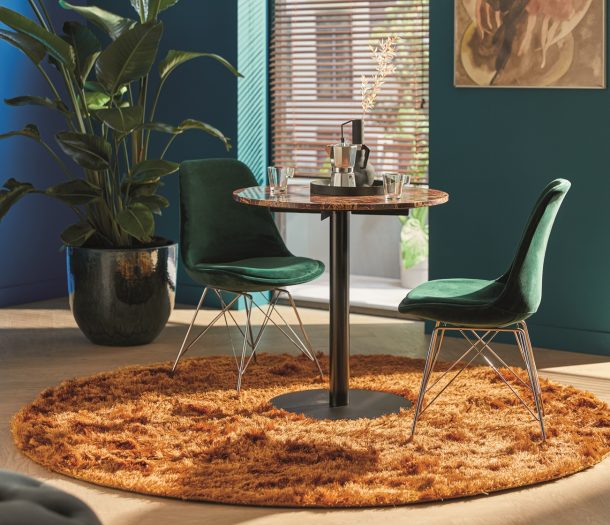 Eethoek met rond vloerkleed voor meer sfeer en zachte lijnen
