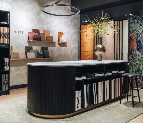 Winkelfoto Woonspecialist Zwolle met een behang display en een muur met Arte behang stalen
