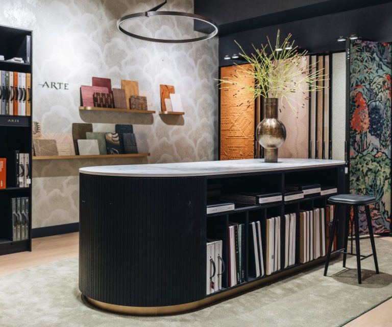 Winkelfoto Woonspecialist Zwolle met een behang display en een muur met Arte behang stalen