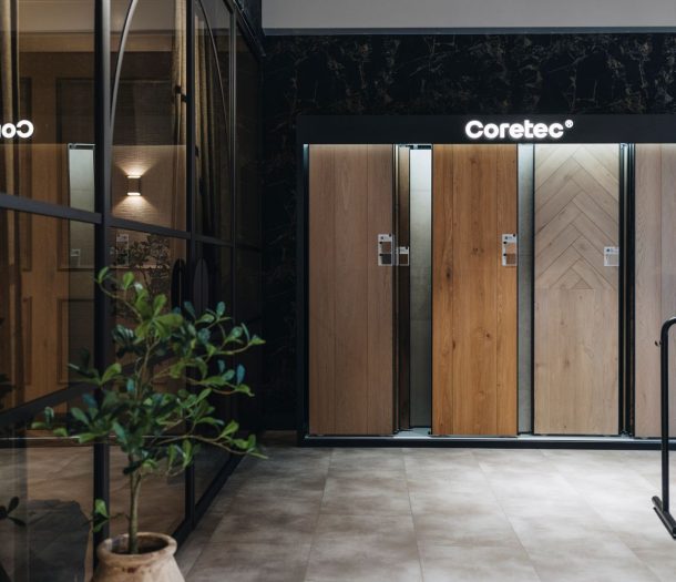 Sfeerfoto Woonspecialist Zwolle met de vloerendisplay van Coretec®