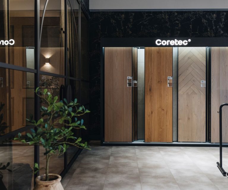 Sfeerfoto Woonspecialist Zwolle met de vloerendisplay van Coretec®