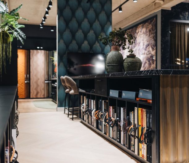 Winkelfoto Woonspecialist Zwolle met een behang kast en behangboeken in een mooi eiland