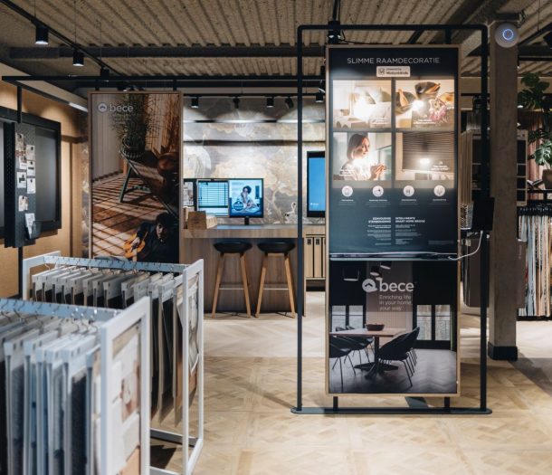 Winkelfoto Woonspecialist Zwolle. Vloerendisplays en een display voor raamdecoratie
