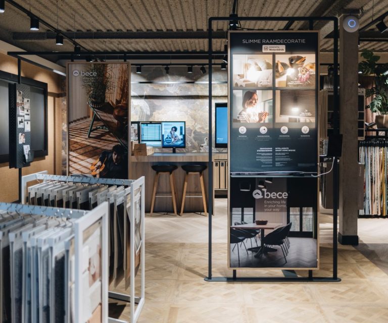 Winkelfoto Woonspecialist Zwolle. Vloerendisplays en een display voor raamdecoratie