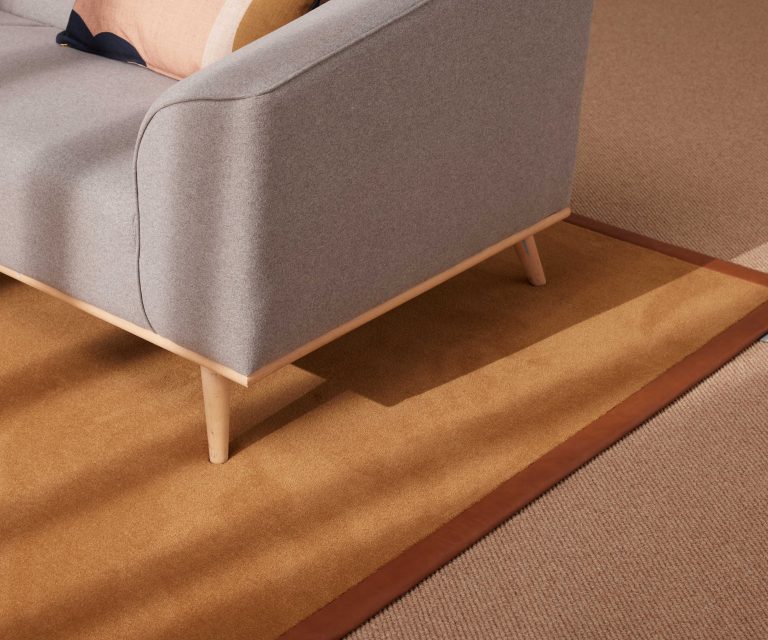 Detail rechthoekig vloerkleed van wol in de warme kleur caramel merk Best Wool