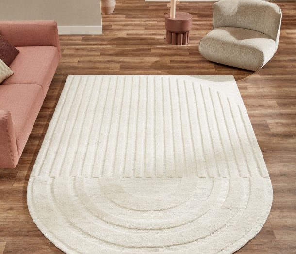woonkamer met wit vloerkleed in organische vorm