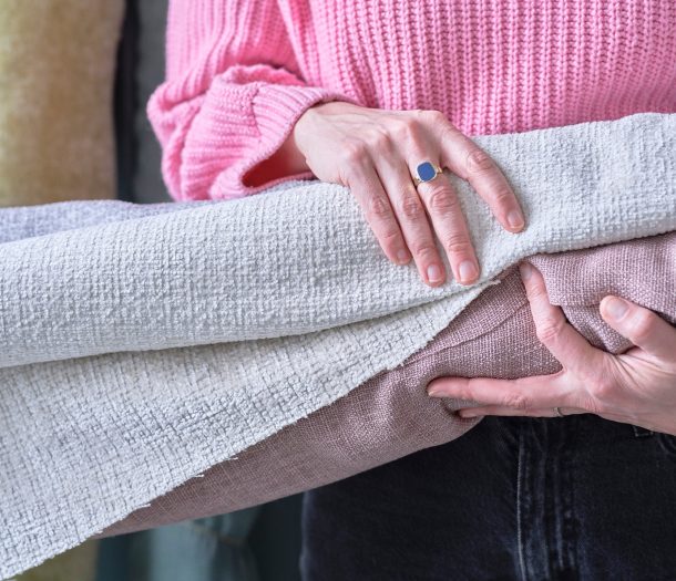 Vrouw met grijze en roze gordijnstoffen