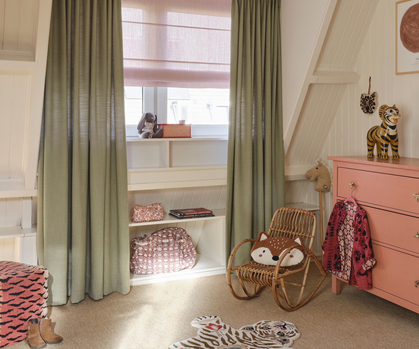 Groene gordijnen, roze vouwgordijnen in kleurrijke kinderkamer