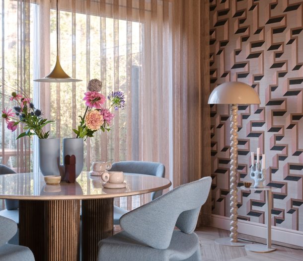 Roze vitrages, retro roze behang in retro vibe eetkamer