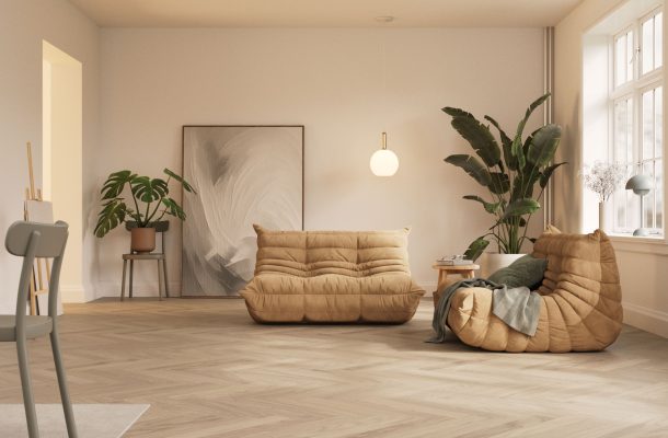 Woonkamer met design banken en een visgraat houten vloer