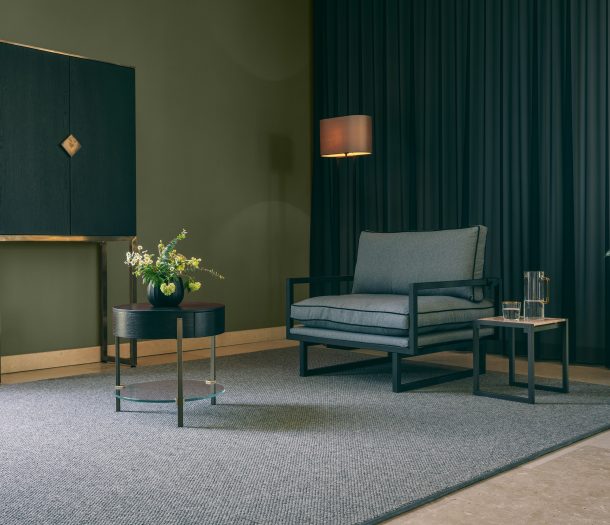 Moderne woonkamer met lichtgrijs wollen vloerkleed van het merk Best Wool