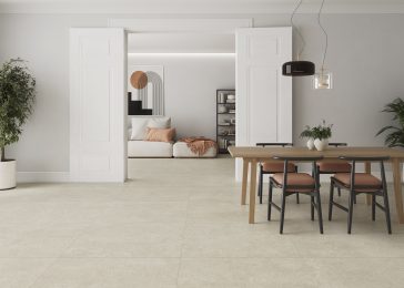 Eetkamer in natuurlijke stijl met houten tafel, openslaande deuren en keramische tegelvloer in lichte zandtint