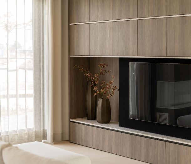 Beige Inbetween gordijnen in de woonkamer naast TV