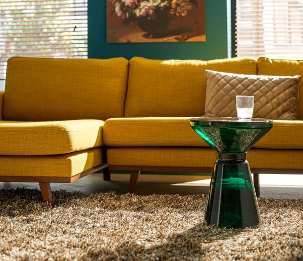 Hoogpolig vloerkleed in een modern interieur voor meer warmte
