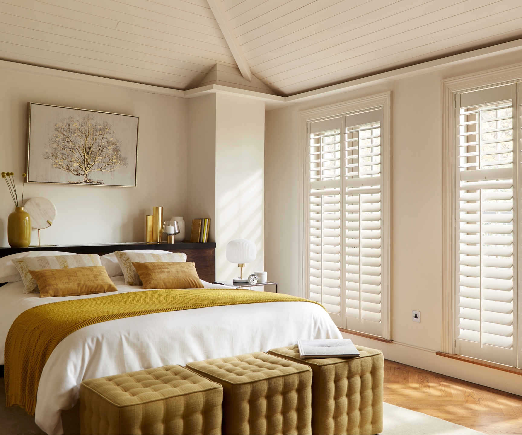 Witte shutters in slaapkamer