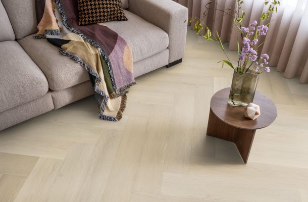Woonkamer detail visgraat pvc vloer in lichte houtkleur