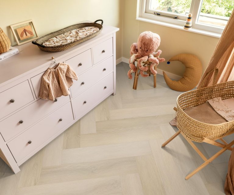 Kinderkamer met visgraat pvc-vloer in lichte houtkleur