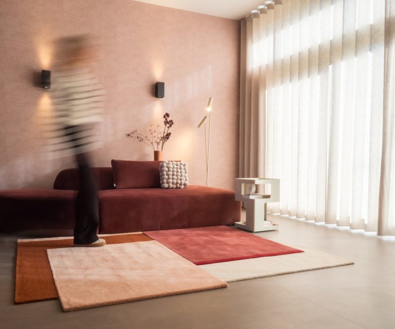 woonkamer met vloerkleed in roest en roze tinten voor een warme sfeer