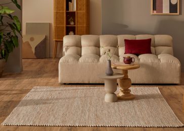 Woonkamer in natuurlijke beige tinten met rechthoekig vloerkleed van het merk Brinker