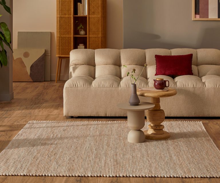 Woonkamer in natuurlijke beige tinten met rechthoekig vloerkleed van het merk Brinker