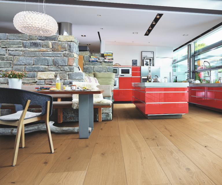 Lindura Eiken Authentic Karamel houten vloer in eethoek