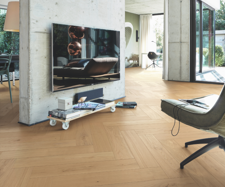 Lindura Eik Classic Pure houten visgraatvloer in woonkamer