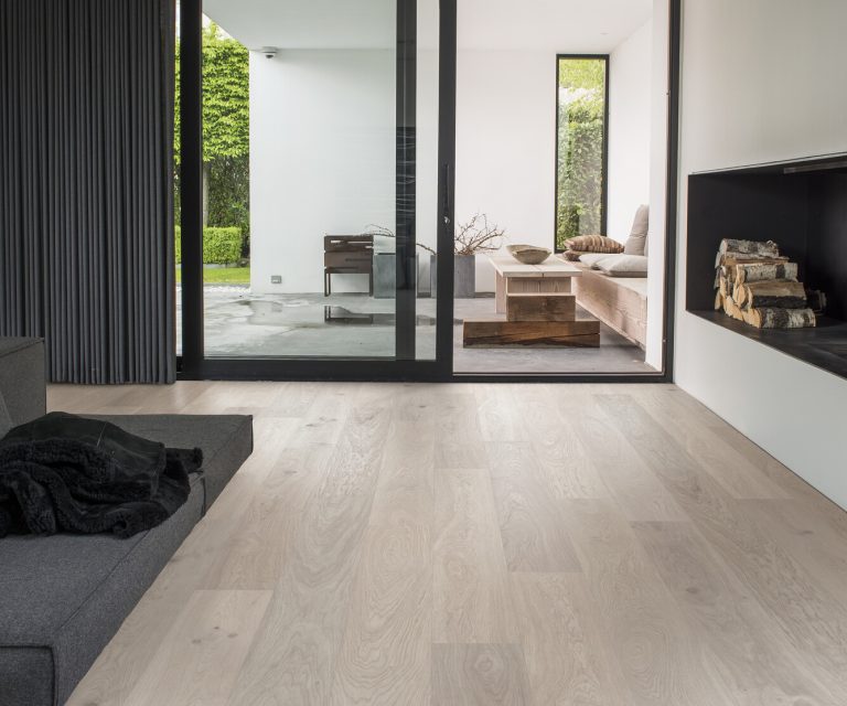 XXL Nature Viarp Powder White - 346003 - sfeerfoto houten vloer
