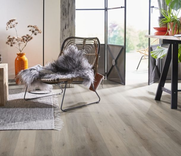 Ambiant – PVC – houtlook – donker – Avanto – materialo – sfeerfoto – woonkamer – liggendNIEUW