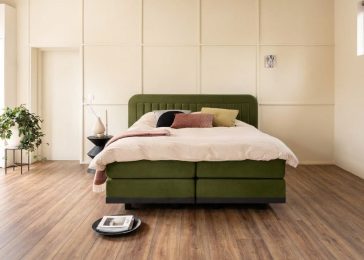 Slaapkamer met houtlook pvc vloer en tweepersoons boxspring bed in olijfgroen Hunter