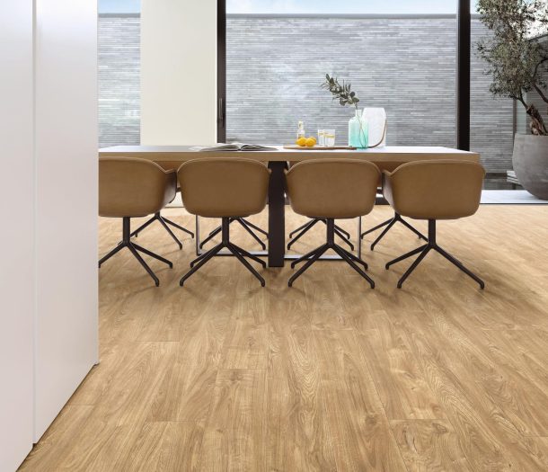 Vloeren – pvc – Moduleo – Chester Oak – houtlook – donker – Sfeerfoto – eetkamer – staandNIEUW