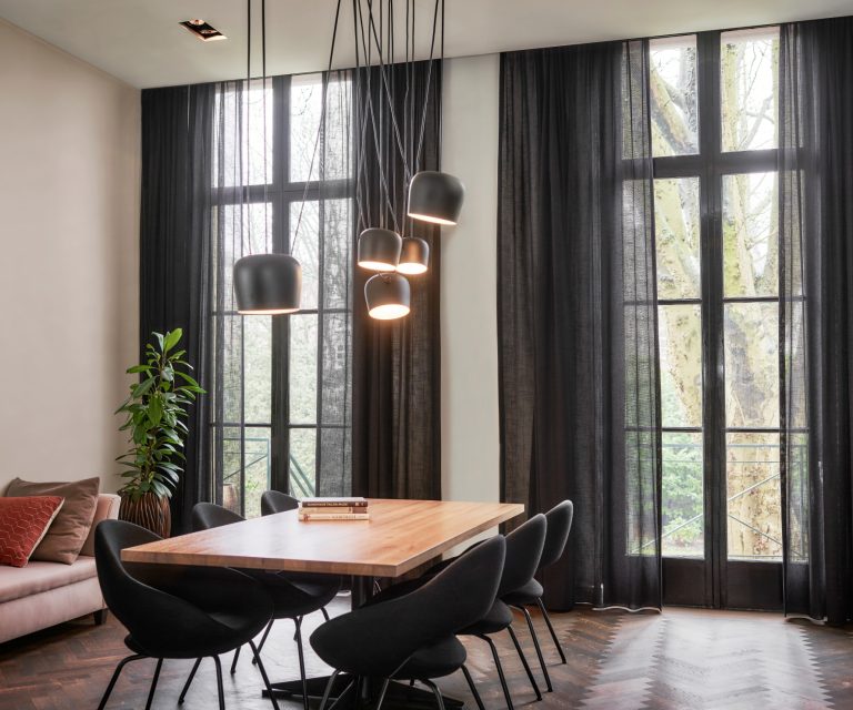 Artelux Salie inbetween gordijnstof in woonkamer met eettafel